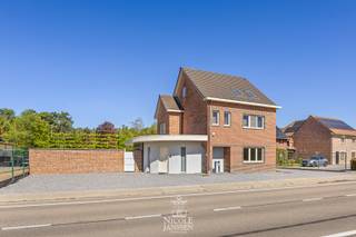 Deze kwalitatieve woning verrast met haar ruime en praktische indeling. Je geniet van lichtrijke leefruimtes die zorgen voor een aangename woonbeleving. Dankzij de volledige renovatie is alles instapklaar en afgewerkt met oog voor comfort. Met een indrukwekkende bewoonbare oppervlakte van maar liefst 347 m² biedt dit pand alle ruimte die je nodig hebt.<br />De woning is gelegen op een rustige en fijne locatie. Je woont hier in een groene omgeving, met toch alles binnen handbereik. Het centrum van Zutendaal, winkels en scholen bereik je vlot, net zoals de omliggende gemeenten. Ideaal als je houdt van rustig wonen, maar wel graag overal dichtbij bent.<br /><br />=> Gelijkvloers<br />- Ruime inkomhal met vestiaireruimte en apart gastentoilet met lavabo<br />-Je komt binnen in deze open en ruime leefruimte, die opgedeeld is in een gezellige zithoek met zicht op de tuin, eetplaats, bureelruimte en een tv-hoek<br />- Veel natuurlijk lichtinval door de grote raampartijen<br />- Alle ruimtes zijn verbonden met elkaar, waardoor er een warm en ruimtelijk gevoel word gecreëerd<br />- Moderne luxueuze leefkeuken met een gezellige eethoek en rechtstreeks tuincontact via het schuifraam<br />- Volledig geïnstalleerde keuken voorzien van granieten werkblad en eiland en veel kastruimte met schuifsystemen<br />- Kleine badkamer op het gelijkvloers met douche, toilet en enkele lavabo<br />- Praktische berging/wasplaats met inbouwkasten <br />- Multifunctionele ruimte, kan dienst doen als hobbykamer, speelkamer of bureauruimte<br />- Inpandige garage met plaats voor twee auto's met een sectionale automatische poort<br /><br />=> Eerste verdieping<br />- Overloop met trap naar de tweede verdieping<br />- Er is tevens een apart toilet voorzien op deze verdieping<br />- Master bedroom met kastenwand<br />- Tweede slaapkamer<br />- Luxueuze badkamer met ligbad, ruime douche, make-uptafel en dubbele lavabo in badkamermeubel <br /><br />=> Tweede verdieping<br />- Op deze verdieping zijn er verder nog twee ruime slaapkamers<br />- Derde badkamer met douche en lavabo <br /><br />=> Tuin<br />- Meerdere terrassen waaronder dit groot overdekt terras met verwarming, verlichting, geluidsboxen en zonneschermen, waar je op ieder moment van de dag kan genieten <br />- De zonneschermen zijn verstelbaar waardoor in gesloten toestand de ruimte volledig waterbestendig is <br />- Met een mooi vrij uitzicht over de achterliggende weides<br />- Het perceel is volledig omheind en aan de achterzijde van de woning is er ook een extra toegangspoortje<br />- Alle poorten en deuren zijn uitgerust met een codebedieningssysteem <br /><br />=> Indeling<br />- Gelijkvloers: inkomhal, gastentoilet, leefruimte opgedeeld in een zithoek, eetplaats, bureelruimte en tv-hoek, keuken, praktische berging/wasplaats, kleine badkamer, multifunctionele ruimte, inpandige garage met plaats voor twee auto's, tuinberging<br />- Eerste verdieping: overloop, apart toilet, master bedroom, slaapkamer, badkamer<br />- Tweede verdieping: overloop, twee slaapkamers, derde badkamer<br />- Kelder: opbergruimtes