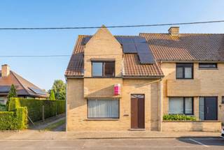 Deze instapklare halfopen woning is gelegen in het centrum van Vladslo.Op de gelijkvloerse verdieping is de indeling als volgt: inkomhal met...