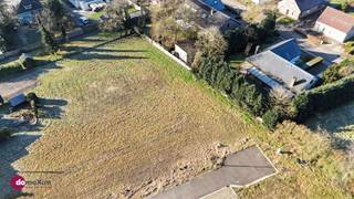 <p><span>Bouwgrond voor een halfopen bebouwing op 5 are in een rustige verkaveling</span></p><p><span> </span></p><p><span>Ontdek dit mooie, zuidgerichte perceel in één van de meest aantrekkelijke verkavelingen van Keerbergen. Met een straatbreedte van 15 meter is deze bouwgrond ideaal voor het bouwen van jouw halfopen droomwoning. Je kan hier een woning realiseren met een bouwoppervlakte van 125 m² per verdieping, midden in een kindvriendelijke buurt waar spelen op straat nog steeds mogelijk is.</span></p><p><span> </span></p><p><span>De bouwvoorschriften laten toe dat je tot 25% van de woning benut voor kantoren, diensten of vrije beroepen, zolang deze functie verbonden blijft aan het wonen. De voorbouwlijn moet worden afgestemd op het aanpalende perceel en dient tussen 5 en 10 meter te liggen. Daarnaast moet er minstens 3 meter afstand bewaard blijven tot de zijgevelgrens. Je geniet van volledige vrijheid in dakvorm, van plat dak tot een helling van 45 graden. Ook een bijgebouw tot maximaal 40 m² is toegelaten.</span></p><p><span> </span></p><p><span>Aarzel niet om contact op te nemen voor meer informatie of de gedetailleerde bouwvoorschriften en mogelijkheden. Christel helpt je graag verder.</span></p><p><span> </span></p><p><span>015 20 36 00 - info@domoxim.be</span></p><p><span> </span></p><p><span>domoXim. Waar dromen thuis komen!</span></p><p><span> </span></p><p><span>Ook de waarde van je </span><span>eigen</span><span> woning kennen? Wij geven je graag advies.</span></p>