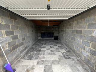<p><span><span> Deze garage is gelegen op het Brandweerplein te Willebroek. De binnenafmetingen van de garage zijn: 2,8m x 5,15m.</span></span></p><p><br /> </p>