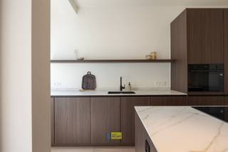 Op zoek naar een stijlvol gerenoveerd appartement met terras op toplocatie? Welkom bij HARMONIE!Op de 4e verdieping van een gebouw met lift vind je...