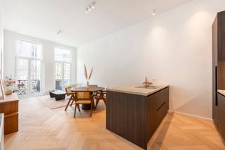 Stel je voor: wonen in het hart van de stad, op een steenworp van alles wat je nodig hebt, in een fris gerenoveerd appartement. Dit appartement, gelegen op de eerste verdieping van een kleinschalig gebouw, biedt 81m² aan woonplezier en comfort.

Zodra je de deur opent, word je verwelkomd door een prachtige visgraatparketvloer die door het hele appartement loopt. De grote raampartijen met charmante Franse balkons zijn echte blikvangers; ze zorgen niet alleen voor een overvloed aan natuurlijk licht, maar ook voor een levendig uitzicht op de karaktervolle stadsarchitectuur. De open leefruimte stroomt moeiteloos over in de moderne keuken met donkere kasten en lichte werkbladen, de ideale plek om te koken terwijl je vrienden alvast een wijntje inschenken.

Slim ingedeeld, beschikt het appartement over een royale master bedroom waar rust de boventoon voert. De tweede kamer is compact maar functioneel, perfect als rustige bureau-ruimte voor de thuiswerker of als fijne logeerkamer. De badkamer is modern afgewerkt met een ruime inloopdouche en een dubbele wastafel, perfect voor een frisse start van de dag. Verder beschikt het appartement ook over een aparte toilet. Dankzij de recente renovatie is dit appartement volledig instapklaar en wacht het gewoon op jouw meubels.

In de kelder is er een private berging beschikbaar.

Zin om dit lichte en sfeervolle appartement met eigen ogen te ontdekken? Maak snel een afspraak via info@goose.be of +32 479 75 91 36.
