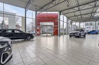 Le showroom idéalement situé à Sint-Michiels, sur la principale route d'accès à Bruges, garantissait une exposition maximale.Informations...