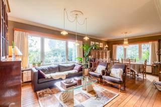 Op zoek naar een woning op een <strong>ruim perceel van maar liefst 1.244 m²</strong> met een heerlijk landelijk gevoel? Een woning met een ligging die rust en ruimte uitstraalt zonder al te ver van de nodige voorzieningen te zitten? Dan verdient deze woning in Temse absoluut je aandacht.<br /><br />Binnenkomend via de inkomhal valt meteen de <strong>warme sfeer van de woonkamer</strong> op. De <strong>houten vloer</strong> en molures zorgen voor een bijzonder <strong>huiselijk en charmant gevoel</strong>. Aansluitend bevindt zich de ruime keuken. Dankzij de glazen uitbouw geniet je hier van een <strong>prachtig zicht op de tuin</strong> en ontstaat er een <strong>aangename connectie tussen binnen en buiten</strong>. Een heerlijke plek om te koken, te tafelen en tegelijk volop van het groen te genieten.<br /><br />Naast de keuken bevindt zich een berging. Verder beschikt de woning over een <strong>praktische garage </strong>die via een achterdeur rechtstreeks toegang geeft tot het terras. De woning is volledig gelijkvloers ingericht en beschikt over <strong>drie slaapkamers </strong>en een badkamer, aangevuld met een handige zolderruimte die extra bergruimte biedt.<br /><br />De tuin is een bijzondere troef. De <strong>volgroeide, romantische tuin</strong> geeft de woning <strong>karakter</strong> en biedt verschillende gezellige plekjes om van het buitenleven te genieten. Achteraan bevindt zich bovendien een praktische moestuin, ideaal voor wie graag eigen groenten en kruiden kweekt.<br /><br />Deze woning biedt alle mogelijkheden om er een hedendaagse thuis van te maken, met behoud van de charme en de mooie omgeving.<br />Kortom, <strong>een woning met karakter, een tuin om verliefd op te worden en ruimte die je maar zelden vindt</strong>.<br /><br />Graag meer info of een bezoek : 03 502 98 74 - alexandra@claves.be