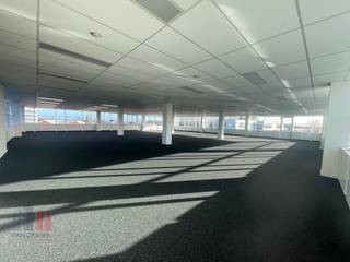 Het<strong> kantoor</strong> van 615 m² te Vilvoorde is strategisch gelegen aan de eerste afrit van de E19 richting Antwerpen, vlak bij de Brusselse Ring (R0), waardoor Brussel, Antwerpen en Brussels Airport op slechts 10–15 minuten liggen en het kantoor bovendien uitstekend bereikbaar is met het openbaar vervoer via bus en treinstation Vilvoorde.<br /><br />Veiligheid wordt gegarandeerd door het gebruik van een parlofoon, videofoon, brandalarm, terwijl het geïsoleerde dak en de dubbele beglazing zorgen voor extra energie-efficiëntie. Daarnaast is het kantoor uitgerust met zonnewering en gasverwarming.<br /><br />In de gemeenschappelijke ruimtes bevindt zich een royaal restaurant met comfortabele zitplaatsen, perfect voor een lunch of informele ontmoetingen. <br /><br />Het kantoor is <strong>onmiddellijk beschikbaar</strong> en ook andere kantooroppervlaktes in het <strong>Everest Office Park</strong> zijn beschikbaar <strong>vanaf 207 m²</strong>, volledig flexibel in te delen naar uw wensen.<br /><br />Contacteer <strong>PANORAMA B2B</strong> voor bijkomende inlichtingen, plannen of een vrijblijvend bezoek via <strong>0477 09 00 09.</strong>