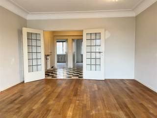 Welkom in dit charmante appartement in Mechelen nabij de Brusselpoort en station, op wandelafstand van de grote Markt.Via de inkomhal bereiken we...