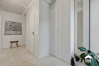 <p>Deze woning onderging in 2025 een totaalrenovatie en is volledig future proof afgewerkt. Denk aan een EPC A, asbestvrij attest (nieuw dak!), conforme elektriciteit, warmtepomp, vloerverwarming en een doordachte, energiezuinige totaalafwerking. Ook op vlak van comfort zit u hier helemaal goed: de warmtepomp kan via de vloer tot ongeveer 2 graden koelen, terwijl het ventilatiesysteem op warme dagen ook koele lucht kan inblazen. &#127807;❄️</p>
<p>Binnenin valt meteen het enorme ruimtegevoel op. De open leefruimte en keuken baden in het licht dankzij de grote raampartijen en de lichtkoepel, wat zorgt voor een bijzonder aangename en luchtige sfeer. De woning werd bovendien afgewerkt met hoogwaardige materialen, waaronder een stijlvolle vloer van Liquidfloors, parket boven, terras in natuursteen... die het geheel een strakke en exclusieve uitstraling geven. ✨</p>
<p>Praktisch werd aan alles gedacht: voorzieningen voor een laadpaal, een regenwaterput van 5.000 liter, en er is zelfs een pakjesbox voorzien, ideaal voor veilige leveringen.&#128167;&#128230;</p>
<p>De indeling biedt vandaag al veel woonkwaliteit, met onder meer een ruime leefruimte, open keuken, slaapkamers en badkamer, terwijl de bovenverdieping nog extra potentieel biedt. Deze verdieping is volgens plan voorzien voor een master bedroom, extra badkamer en dressing, maar dient nog verder afgewerkt te worden naar eigen smaak en behoefte - een mooie kans om hier uw persoonlijke toets aan te geven. &#128719;️&#128705;<br />De zuidwest gerichte tuin en gezellig terras maken het zomergevoel hier compleet! ☀️<br /><br />Er wordt een <strong>bezoekdag</strong> georganiseerd op <strong>zaterdag 27 juni</strong> - contacteer uw ERA-makelaar om een bezoek in te plannen &#129309;<br /><br />De prijs betreft een <strong>instelprijs</strong>. Elk bod boven de instelprijs wordt in overweging genomen door de eigenaar.</p>