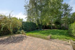 Charming villa with architectural features, beautiful driveway and a magnificent garden. Partially renovated with taste. Pleasant natural light throughout the entire house. On the ground floor, you will find a welcoming entrance hall with staircase, a bright living room with dining area, a fitted kitchen, a practical utility/laundry room, a guest toilet with washbasin, a shower room, and a large office space perfectly suited for homeworking. The first floor offers a night hall, four bedrooms, a second bathroom with bathtub and a separate toilet. The property also includes a cellar and a spacious double garage. The lovely garden provides every opportunity to enjoy a peaceful and cosy home atmosphere. EPC 509 – label F (the buyer is legally required to carry out thorough energy renovations within 5 years after purchase to reach at least EPC label D). The roof contains asbestos and must be replaced by 2034. Ideally located within walking distance of schools, bakery and shops, and with easy access to motorways. Less than 5 km from the center of Kortenberg and 10 km from Leuven. Not flood-prone, plot and building score A.