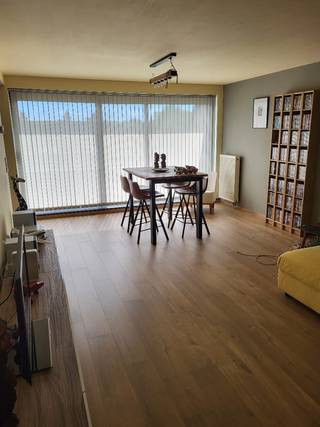 2-slk dak appartement in centrum Zaventem<br /><br />Het appartement met een oppervlakte van 86 m2 en heeft een ruime woon/eetkamer met groot schuifraam, een halfopen ingerichte keuken (vaatwasmachine, keramische kookplaat, combi-oven), een bergruimte met aansluiting voor wasmachine en droogkast, 2 slaapkamers, een badkamer met douche en bad, een apart toilet, terras en ondergrondse parkeerplaats.<br /><br />Er is ook een stalen veiligheidsdeur, zonnewering en lift. Het complex werd gebouwd in 2005 en ligt op wandelafstand van scholen, winkels en het treinstation. <br />