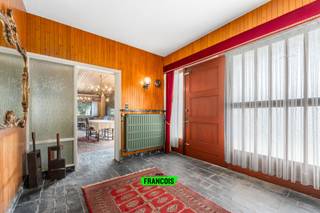 Karaktervolle jaren ’70 villa met uitzonderlijk volume en mogelijkheden. Bent u op zoek naar een woning met ruimte, karakter en ongeziene mogelijkheden? Dan is deze imposante villa uit de jaren ’70 een unieke opportuniteit. Met een bewoonbare oppervlakte van maar liefst 446 m² en een perceel van 821 m² biedt deze eigendom een zeldzame combinatie van volume, flexibiliteit en potentieel. Ideaal voor wie wonen en werken wil combineren, een vrij beroep uitoefent of gewoon op zoek is naar ruimte in overvloed. De woning ademt nog steeds de charme van de authentieke jaren ’70, met royale ruimtes en een doordachte indeling die vandaag opnieuw volledig tot haar recht kan komen. Via de royale oprit bereikt u de woning, waar u binnenkomt in de inkomhal die toegang biedt tot de zeer ruime woon- en eetkamer. Aansluitend bevindt zich de keuken, die op haar beurt toegang geeft tot een achterinkom, ideaal voor praktisch gebruik. Op het gelijkvloers vindt u verder een ruime bureauruimte of extra slaapkamer, een berging, toegang tot de kelder en een dubbele inpandige garage — perfect voor wie nood heeft aan werk- of opslagruimte. De eerste verdieping omvat momenteel vijf slaapkamers, een badkamer en toegang tot een ruime bergzolder. Via een vaste trap bereikt u bovendien een tweede zolderverdieping, die nog tal van uitbreidingsmogelijkheden biedt. De tuin bevindt zich aan beide zijden van de woning, wat zorgt voor een aangename buitenbeleving en extra privacy. Hoewel de woning grondig te renoveren is, vormt dit net de ideale basis om een unieke woon- of werkplek volledig naar eigen smaak te creëren. Dankzij het EPC-label D (332 kWh/m²) is er bovendien geen renovatieverplichting, wat extra flexibiliteit biedt. Deze eigendom is een zeldzame kans voor wie ruimte, karakter en potentieel weet te waarderen.<br /><br />