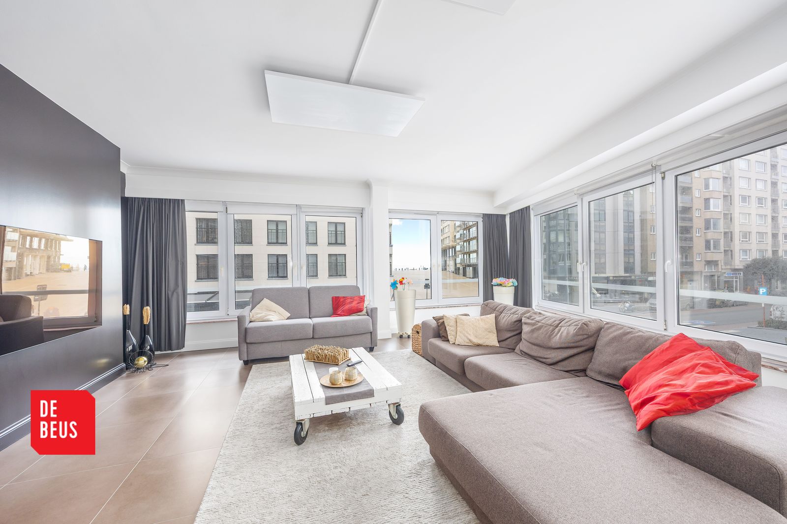 Fenomenaal gerenoveerd hoekappartement met 2 slpk pal aan het strand - foto 1