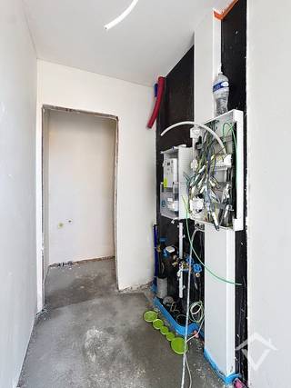 Deze nieuwbouwwoning bestaat uit: inkomhal - toilet - living - keuken - berging - wasplaats - terras - tuin - tuinhuis - autostaanplaats - nachthal - 3 slaapkamers - badkamer - toilet op de bovenverdieping. <br /><br />EPC: woning in aanbouw. Vrij 1/12/2026. Huurprijs 895 €/mnd.