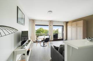 Deze instapklare studio is goed en rustig gelegen in Res. Laguna Beach op 800m van de Zeedijk.Indeling: Hall, lichtrijke leefruimte met open en...