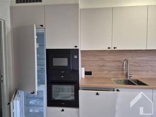 Appartement d'angle rénové au premier étage avec 2 chambres à coucher et terrasse Bel appartement d'angle très lumineux situé dans un quartier vert...