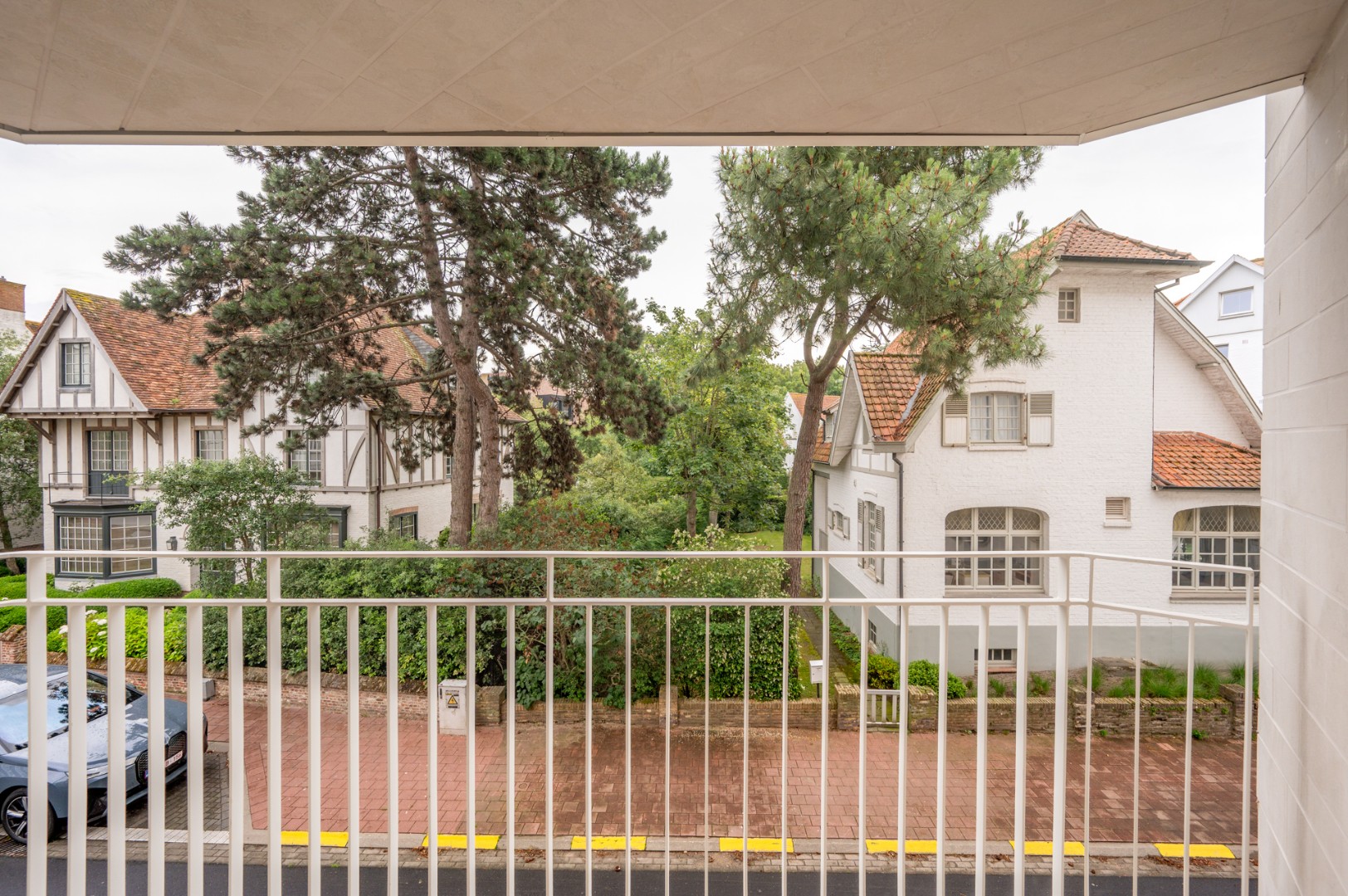 Uitzonderlijk breed appartement met aangenaam zicht op groen en villa's van Het Zoute, gelegen in residentie tussen Driehoeksplein en Ijzerzerpark. - foto 5