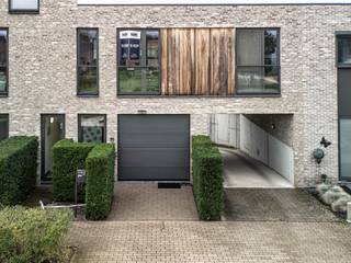<p>Welkom bij dit prachtige appartement in Aarschot! Dit moderne woonproject biedt een unieke combinatie van comfort, ruimte en praktische voorzieningen die perfect aansluit bij een hedendaagse levensstijl.</p><p>Met een bewoonbare oppervlakte van 125 m² biedt dit appartement veel mogelijkheden. Het heeft een eigen inkomhal. De open, lichtrijke woonkamer met directe toegang tot een ruim terras creëert een perfecte plek om te ontspannen en van het buitenleven te genieten. Het moderne interieur, voorzien van hoogwaardige afwerkingen en tijdloos design, straalt elegantie en functionaliteit uit. De goed uitgeruste keuken met alle nodige apparatuur maakt het bereiden van maaltijden een genoegen.</p><p>De ruime slaapkamer biedt voldoende ruimte voor een comfortabel slaapvertrek. De moderne badkamer is voorzien van een luxe ligbad, douche en extra toilet. Kortom, alles wat je nodig hebt voor jouw dagelijkse routine.</p><p>Een bijzonder voordeel van dit appartement is de beschikking over eigen inpandige garage en een extra parkeerplaats in de kelderverdieping, wat uitzonderlijk is voor een appartement van deze grootte. Dit biedt niet alleen bescherming voor jouw voertuigen, maar ook waardevolle opslagruimte.</p><p>De woonwijk is zorgvuldig ontworpen met aandacht voor details. Groene binnenterreinen, fietsenstallingen en ondergrondse parkeergarages zorgen voor een prettige en duurzame leefomgeving. De locatie in Aarschot biedt gemakkelijke toegang tot voorzieningen, winkels en openbaar vervoer.</p><p>Dit appartement staat te koop en wacht op eigenaren die op zoek zijn naar kwaliteit, ruimte en gemak. Kom het zelf ontdekken en ervaar waarom dit de perfecte plek kan zijn.</p>
