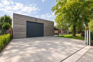 Op een ruim hoekperceel van 1.027 m², gelegen in de Sint-Antoniusstraat 14 te Meulebeke, vindt u deze ruime, instapklare woning van maar liefst 240 m² bewoonbare oppervlakte, gecombineerd met een loods van 143 m². Dankzij de ligging op wandelafstand van het provinciedomein ’t Veld geniet u hier bovendien van een aangename combinatie van rust, groen en bereikbaarheid.<br /><br />PLUSPUNTEN:<br />* GUNSTIGE LIGGING | INSTAPKLAAR <br />* LOODS 143 m² | WOONST 240 m² <br />* CONFORME ELEKTRISCHE KEURING | EPC B-LABEL <br />* ZONNEPANELEN (19 STUKS x 335 Wp) <br />* ASBESTVRIJ <br />* AIRCO <br /><br />RUIM, LICHTRIJKE EN AANGENAAM WONEN (Totaalrenovatie 2017):<br />U komt binnen via de inkomhal die meteen toegang biedt tot de ruime en lichtrijke leefruimte van 34,50 m². Deze ruimte omvat zowel een sfeervolle zit- als eethoek en sluit aan op een aparte leeshoek/speelhoek van 14 m². Aansluitend is er de open en volledig ingerichte keuken van 21 m². Verder beschikt het gelijkvloers over een ingerichte wasplaats van 9 m² uitgerust met inloopdouche. Tot slot een apart gastentoilet alsook een droge kelder. Via de nachthal op de eerste verdieping is er toegang tot 4 volwaardige slaapkamers (17,50 m² | 14 m² | 13,50 m² | 10,50 m²) alsook de berging/bureau (4,50 m²). Verder is er de ingerichte badkamer (dubbele lavabo met meubel, ligbad, inloopdouche). Aansluitend bevindt zich bovendien een praktische ingerichte dressing van 7 m², alsook een apart gastentoilet. Tot slot is er nog de zolderverdieping te betreden via een vouwtrap.<br /><br />LOODS 143 m² - ABSOLUTE MEERWAARDE (nieuwbouw 2018) <br />De afzonderlijke loods van 143 m², biedt eindeloos veel mogelijkheden. Via de automatische inrijpoort (Provinciaal Domeinstraat) is er toegang tot de loods. De loods heeft een hoogte van 5,5 meter (met automatische poort (hoogte 4,50 m breedte 5,80 m). De loods is volledig met hout bekleed en leent zich uitstekend als atelier, opslagruimte of hobbyruimte. De aansluitende oprit van ca. 117 m² biedt bovendien mogelijkheden voor parkeren en extra opslag. <br /><br />GENIETEN VAN BUITENRUIMTE<br />Ook buiten komt u niets tekort. De woning beschikt over een ruime, zongerichte en volgroeide tuin, die volledig is afgesloten en daardoor bijzonder aangenaam en kindvriendelijk is. Verschillende terrassen bieden volop mogelijkheden om te genieten van de zon en het groen. Het overdekte terras in eik vormt de perfecte plek voor gezellige momenten met familie en vrienden, ongeacht het weer.