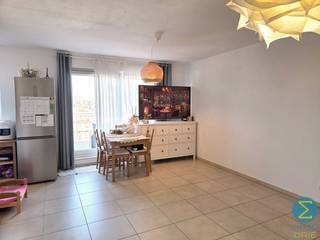 <p><strong><span>Knus dakappartement met 1 slaapkamer, terras en autostaanplaats</span></strong></p>
<p><span>Bent u op zoek naar een comfortabel appartementje of een interessante investering? Dan is dit gezellige éénslaapkamerappartement aan de rustige achterzijde van het gebouw zeker een bezoek waard.</span></p>
<p><span>Met een bewoonbare oppervlakte van </span><strong><span>70 m²</span></strong><span> biedt dit appartement een praktische en doordachte indeling. Via de inkomhal, voorzien van een handige berging en een apart gastentoilet, bereikt u de lichtrijke leefruimte met open keuken. De woonkamer geeft rechtstreeks uit op het aangename terras achteraan het gebouw.</span></p>
<p><span>De slaapkamer sluit aan op de verzorgde badkamer, die uitgerust is met een comfortabele inloopdouche. Daarnaast beschikt het appartement over een privatieve kelderberging, een autostaanplaats en een lift in het gebouw, wat zorgt voor extra comfort en gebruiksgemak.</span></p>
<p><span>Dankzij de rustige ligging aan de achterzijde van het gebouw, de praktische indeling en de aanwezige voorzieningen is dit appartement ideaal voor starters, alleenstaanden, senioren of investeerders.</span></p>
<p><strong><span>Troeven:</span></strong></p>
<ul>
<li><span>Rustige ligging aan de achterzijde van het gebouw</span></li>
<li><span>70 m² bewoonbare oppervlakte</span></li>
<li><span>Lichtrijke woonkamer met open keuken</span></li>
<li><span>Aangenaam terras</span></li>
<li><span>1 slaapkamer</span></li>
<li><span>Badkamer met inloopdouche</span></li>
<li><span>Apart toilet</span></li>
<li><span>Praktische berging</span></li>
<li><span>Privatieve kelderberging</span></li>
<li><span>Autostaanplaats inbegrepen</span></li>
<li><span>Lift aanwezig in het gebouw</span></li>
<li><span>De gevel wordt weldra geschilderd in een lichte neutrale kleur!</span></li>
</ul>