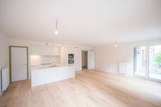 Bent u op zoek naar een exclusief, instapklaar appartement in de meest gewilde buurt van Brussel? Dit recent opgeleverde nieuwbouwappartement (104 m²) in Residentie Quincy biedt u de luxe van een eerste bewoning binnen het prestigieuze project Park Lane.Hoogwaardig Wonen in Residentie QuincyDit ruime appartement op de 1e verdieping is ontworpen met oog voor detail en comfort:Oppervlakte: 104 m² slim ingedeelde leefruimte.Buitenruimte: Geniet van een ruim terras van 8m² voor optimale lichtinval en buitenbeleving.Slaapcomfort: 2 ruime slaapkamers en 2 moderne badkamers, ideaal voor gasten of een gezin.Nieuwbouw: Eerste bewoning met uitstekende energetische prestaties.Park Lane: Het kloppende hart van BrusselGelegen op de bruisende site van Tour &amp; Taxis, woont u hier in een autoluwe, groene oase. Met de Gare Maritime, hippe horeca en het uitgestrekte park om de hoek, biedt Park Lane een unieke urban lifestyle. De centrale ligging nabij het kanaal en het Noordstation garandeert een topbereikbaarheid.Specificaties:Project: Park Lane – Residentie Quincy Verdieping: 1Kamers: 2 slaapkamers, 2 badkamersExtra: terras van 8m²Word de eerste bewoner van dit unieke object! Neem contact op voor een bezichtiging en ontdek de kwaliteit van Residentie Quincy.