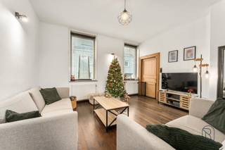 Te koop: Instapklare karaktervolle burgerwoning met prachtige tuin!In het centrum van Ooigem bevindt zich deze statige burgerwoning die uitblinkt in...