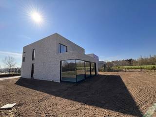 Op een perceel van 652m² staat deze unieke nieuwbouwvilla met een bewoonbare oppervlakte van 266m², de strakke architectuur valt meteen op...