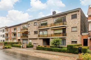 <p>Centraal gelegen aan de rand van wijk Vriesdonk, op wandelafstand van het centrum van Brasschaat.</p><p>Appartement gelegen op de tweede verdieping van een kleinschalig gebouw, bestaande uit een open inkomhal, zonnige en ruime leefkamer ca. 39m2 op parketvloer, ingerichte keuken met micro en oven, combinatie ijskast en diepvries, keramische kookplaat, ingebouwde friteuse en vaatwasmachine.<br />De nachthal is voorzien van een apart gastentoilet, een praktische wasberging en een vestiairekast/berging. <br />Twee ruime slaapkamers aan de achterzijde (ca. 18/12m2) waarvan de kleinste kamer uitgeeft op een terras met avondzon en groen uitzicht. <br />Verzorgde badkamer met bad (D in B), dubbele lavabo en handdoekdroger.<br />Op het gelijkvloers is er een praktische berging, achteraan een individuele garagebox met elektriciteit en een kantelpoort.</p><p>extra's:<br />- 192 kWh/m2 (label B)<br />- geïsoleerd en vernieuwd hoofddak<br />- elektrische installatie conform<br />- asbestveilig<br />- provisie maandelijkse lasten ca. 80eur<br />- zonnetent aan straatzijde<br />- videofonie<br />- geen lift<br />...</p><p>Info/bezoek: 03/283 83 00 - noord@sinjoor.be</p>