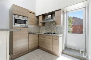 <p><span>" Een stadswoning met een zomers terras? Waauw! "</span><span><br />Op zoek naar een instapklare huurwoning met een zomers terras? Dan ben je bij deze recent (2014) gerenoveerde starterswoning aan het juiste adres! Het gelijkvloers bestaat uit een leefruimte met een "open-plan" keuken, een handige berging met aansluitingen voor was- droogmachine. Alsook een badkamer met wastafel in meubel, douche en toilet. Aansluitend is er een terras te vinden. Op de eerste verdieping vinden we een nachthal en twee slaapkamers terug. De ramen aan straatkant beschikken over rolluiken.</span></p>