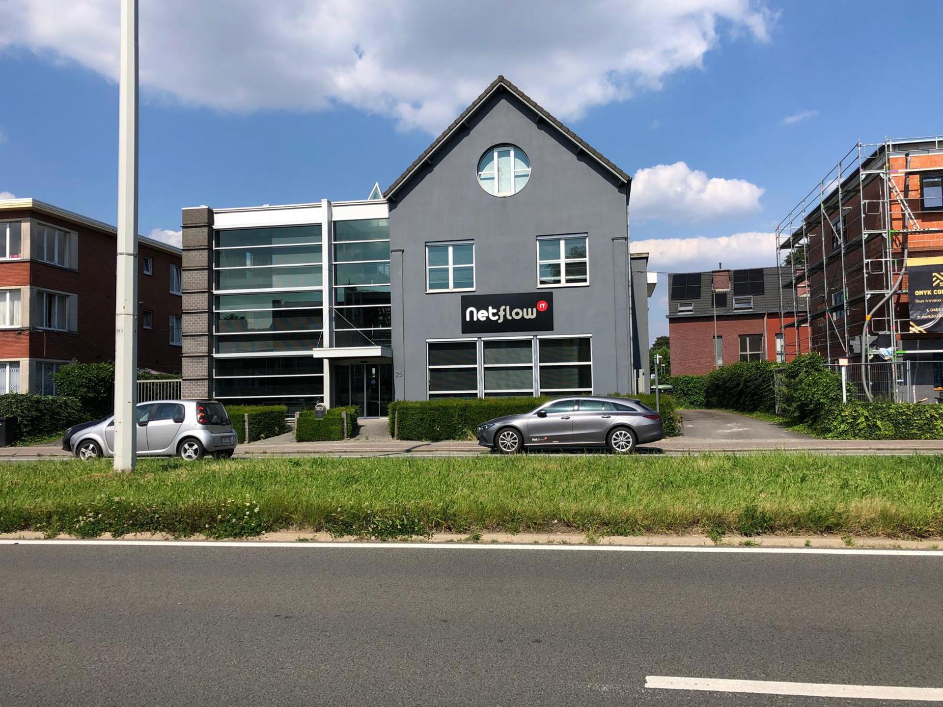 Kantoren 718m² te koop met parking op zichtlocatie - foto 1
