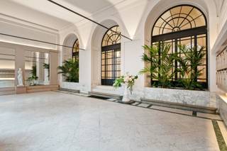 Midden in de stad vinden we deze uitzonderlijke duplex-penthouse terug op de derde en vierde verdieping van een karaktervol gebouw. De...