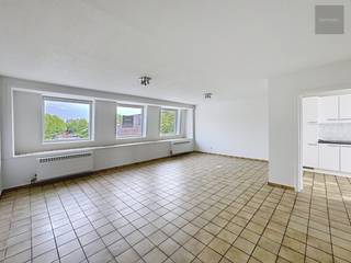 Op het rustige Kerkplein van Waregem - Beveren-Leie treffen we dit gezellig duplex-appartement op de 1e en 2e verdieping.<br />De eigendom omvat inkom met trap, lichtrijke living, ingerichte keuken, ruim terras 15m² achteraan, berging, drie slaapkamers, ingerichte badkamer met ligbad en garage.<br />Het appartement is beschikbaar vanaf 01/01/2027.