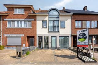 Investeringspand met 2 verhuurde appartementen – Bilzersteenweg, Hoeselt<br /><br />Op een uitstekende ligging tussen Bilzen en Hoeselt bieden wij dit appartementsgebouw met twee volledig verhuurde appartementen te koop aan. Een uitgelezen kans voor wie op zoek is naar een stabiele huurinkomst in een goed bereikbare regio.<br /><br /><strong>Gelijkvloers appartement (± 107 m²)</strong><br />Dit ruime gelijkvloerse appartement telt 2 slaapkamers en beschikt over een EPC-waarde van 431 kWh/m². Dankzij de indeling en ligging op het gelijkvloers kan dit pand desgewenst ook ingericht worden als handelsruimte, wat extra flexibiliteit biedt voor toekomstig gebruik.<br /><br /><strong>Appartement op de tweede verdieping (± 131 m²)</strong><br />Een groot en lichtrijk appartement met een gunstige EPC-waarde van 217 kWh/m². Dit ruime appartement biedt kwalitatief woonplezier op een toplocatie.<br /><br /><strong>Gemeenschappelijke troeven</strong>
<ul>
<li>Grote gedeelde kelderruimte</li>
<li>Toegang tot een ruime buitenplaats, ideaal in te richten als parking, bereikbaar via de Waartstraat</li>
<li>Bijkomend plaats voor 2 wagens aan de voorzijde van het pand</li>
</ul>
<br />Beide appartementen zijn momenteel verhuurd, wat een onmiddellijk rendement garandeert<br /><br /><strong>Ligging</strong><br />Gelegen op de Bilzersteenweg, op een centrale en gegeerde locatie tussen Bilzen en Hoeselt, vlot bereikbaar en met alle voorzieningen in de nabijheid.<br /><br />Interesse of meer info? Neem gerust contact met 0478 30 04 25 of michiel@vestio.com op voor een bezoek of de nodige documenten (EPC-attesten, huurcontracten).<br />