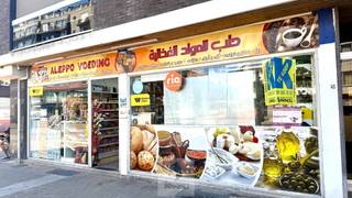 Op zoek naar een interessante commerciële investering in het centrum van Deinze? Deze gelijkvloerse handelsruimte, gelegen in de Gentstraat geniet een uitstekende en vlot bereikbare ligging nabij het centrum, winkels, horeca, openbaar vervoer en diverse voorzieningen.<br /><br />De handelsruimte omvat een ruime commerciële winkelruimte op het gelijkvloers, aangevuld met een praktische voorraadkamer en een ruime kelder wat zorgt voor heel wat extra opslagmogelijkheden.<br /><br />Momenteel is het pand verhuurd en wordt er een dagwinkel uitgebaat, waardoor deze eigendom meteen een interessante opportuniteit vormt voor investeerders die op zoek zijn naar een handelsruimte met een bestaande huurstroom.<br /><br />Dankzij de ligging langs de Gentstraat geniet het pand van een goede commerciële visibiliteit en is het zowel met de wagen als met het openbaar vervoer vlot bereikbaar. Een interessante locatie voor wie wil investeren in commercieel vastgoed in Deinze.<br /><br />Het pand valt onder de renovatieplicht.