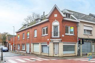 <p><strong>Te renoveren woning met veel potentieel in centrum Zele</strong></p>
<p>Deze centraal gelegen woning in Zele biedt tal van mogelijkheden voor wie op zoek is naar ruimte en renovatiepotentieel. De woning beschikt over <strong>4 slaapkamers</strong>, met de mogelijkheid om <strong>extra kamers te creëren</strong>, en <strong>twee badkamers</strong>, wat zorgt voor extra comfort.</p>
<p>Daarnaast is er een <strong>garage</strong> en bevindt de woning zich op <strong>wandelafstand van winkels, scholen en openbaar vervoer</strong>. Dankzij de gunstige ligging en de ruime indeling is dit een ideale woning voor gezinnen of investeerders.</p>
<p>Een eigendom met sterke troeven en toekomstmogelijkheden in het hart van Zele.<br /><br />Wenst u een bezoek? Contacteer Wolf op het nummer 0498540690 of via mail Wolf@cornelis-goeman.be</p>
