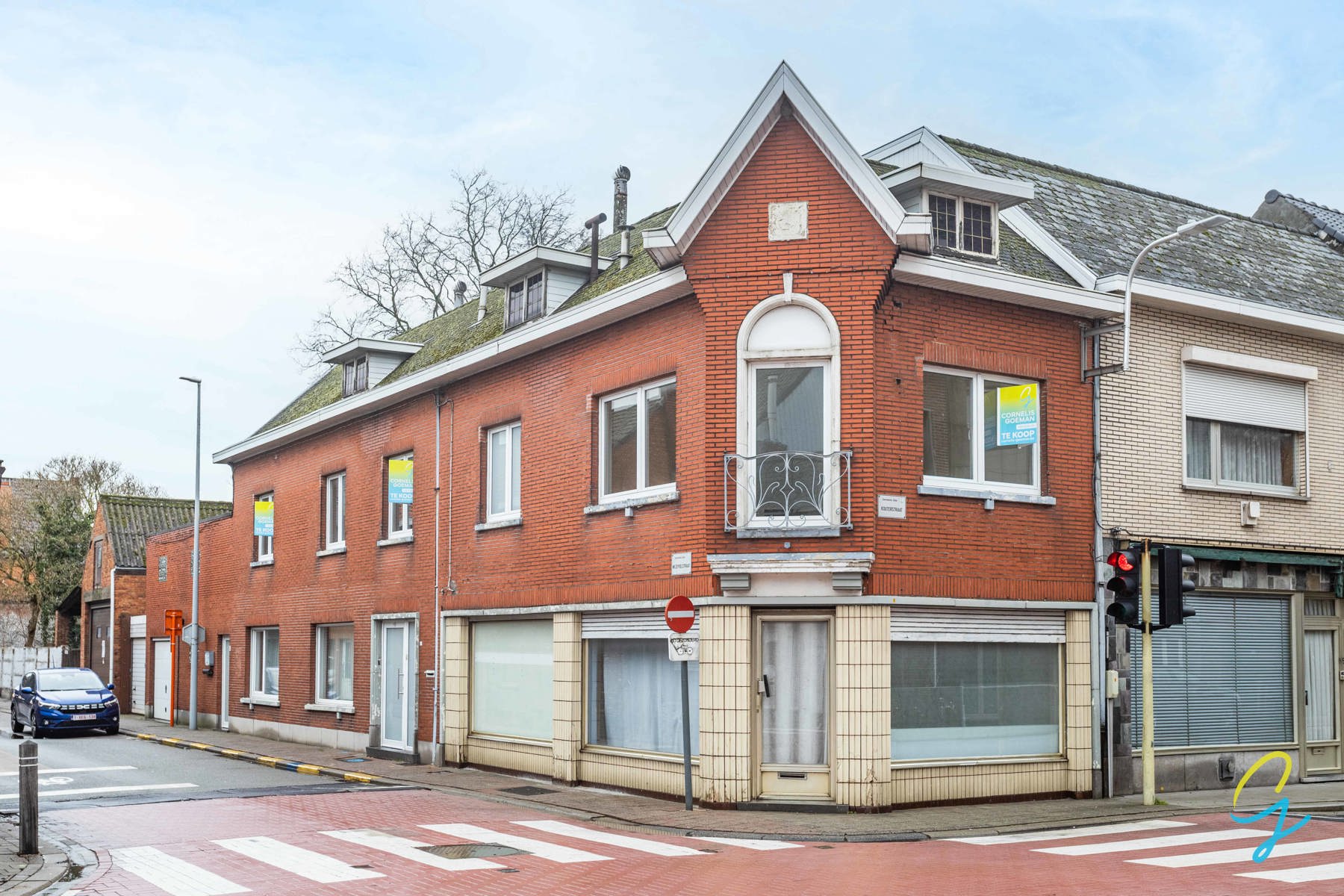 TE koop in Zele: Ruime te renoveren woning met 4 slaapkamers en garage te Zele - foto 1