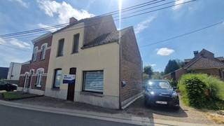 Cherchez-vous une maison soignée et prête à emménager dans un excellent emplacement ? Alors cette charmante maison à Overijse vaut certainement le détour. Située dans un emplacement central entre Overijse et Hoeilaart, à proximité de l'entrée de l'E411 et à seulement 1,5 km de tous les principaux supermarchés (Colruyt, Delhaize, Aldi, ...), vous bénéficierez ici d'une combinaison idéale d'accessibilité et de confort de vie.<br />Cette maison compacte a été entretenue avec le plus grand soin au fil des ans et est entièrement prête à emménager. De plus, de nombreux investissements importants ont déjà été réalisés : double vitrage complet, nouvelle cuisine, nouvelle salle de bains (2022) et une chaudière à gaz Vaillant récente (2024).<br /><br />Au rez-de-chaussée, vous trouverez un hall d'entrée, une cuisine pratique, une salle à manger confortable avec coin salon et une salle de bains moderne avec douche, lavabo et toilettes.<br />Le premier étage dispose de deux chambres particulièrement spacieuses. Une des chambres offre, par un escalier fixe, un accès au grenier. Cet espace offre une belle opportunité, avec un aménagement adéquat, de créer deux chambres supplémentaires, un espace de loisirs ou un bureau à domicile.<br /><br />À l'arrière se trouve un jardin confortable orienté plein sud où vous pourrez profiter du soleil toute la journée. Le jardin est compact et donc facile à entretenir, mais en même temps un endroit agréable pour se détendre.<br /><br />Grâce à son excellent état d'entretien, ses possibilités d'extension et son emplacement avantageux, cette maison est idéale comme première maison, pour une personne seule ou pour un couple à la recherche d'une maison confortable avec un potentiel d'avenir.<br /><br />Une maison prête à emménager avec de nombreux atouts dans un emplacement de premier choix.<br />Planifiez dès aujourd'hui votre visite et découvrez par vous-même ce que cette maison a à offrir !