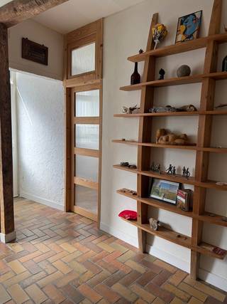 Op zoek naar een charmante stadswoning met voldoende ruimte en een praktische indeling? Deze karaktervolle woning in Tongeren biedt ongeveer 150 m² woonoppervlakte(volgens EPC) en combineert authentieke elementen met een leuke leefomgeving.<br /><br />Op het gelijkvloers bevindt zich een gezellige leefruimte die naadloos aansluit op de praktische keuken. De knus aangeklede koer is zeker een extra troef.<br /><br />De woning beschikt over één ruime slaapkamer. Dankzij de doordachte indeling biedt de woning tal van mogelijkheden voor al wie op zoek is naar een echte stadswoning met karakter.<br /><br />Een ideale woning voor wie de charme van het stadsleven wil combineren met een gezellige woonst.