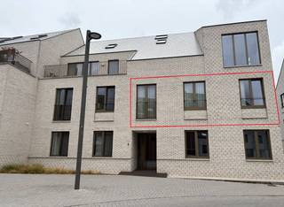 Recent appartement, op de 1ste verdieping, in een gebouw met lift, gelegen in het centrum van Kasterlee. Dit appartement beschikt tevens over een autostaanplaats en kelderberging.<br /><br />Indeling appartement; <br />- inkomhal<br />- 2 slaapkamers<br />- leefruimte met veel lichtinval door de grote ramen.<br />- open ingerichte keuken met oven, microgolf, inductievuur, vaatwasser en ijskast <br />- berging<br />- badkamer met inloopdouche en dubbel lavabomeubel<br />- apart toilet<br />- terras aan de woonkamer aan de achtergevel<br /><br />Ondergronds beschikt dit appartement over;<br />- autostaanplaats nr 16<br />- kelderberging nr 11<br /><br />De verwarming gebeurt met behulp van een collectieve warmtepomp en vloerverwarming. <br />De verwarming en het waterverbruik zijn gemeenschappelijk, deze zitten inbegrepen in de gemeenschappelijke kosten. <br /><br />In de kelder is er tevens een gemeenschappelijke fietsenstalling.