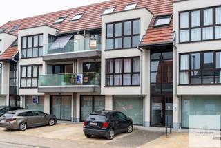 <p></p>
<p>Wonen in het centrum van Aalter, zonder in te boeten aan rust, comfort en groen? Dit stijlvolle duplexappartement, gelegen op de tweede en derde verdieping van een recent residentieel gebouw (2016), combineert een uitstekende ligging met hoogwaardige afwerking en uitzonderlijk wooncomfort.</p>
<p></p>
<p>Vanaf het eerste moment valt de verzorgde afwerking en de hedendaagse uitstraling op. Het appartement werd gebouwd met oog voor kwaliteit, duurzaamheid en energiezuinigheid. Dankzij de vloerverwarming en het uitstekende EPC-label A geniet u niet alleen van maximaal wooncomfort, maar ook van bijzonder lage energiekosten.</p>
<p></p>
<p>Een absolute meerwaarde is het open zicht op de fraai aangelegde binnentuin. Deze groene en rustige omgeving vormt een zeldzame troef voor een appartement in het centrum en creëert een aangename woonbeleving, ver weg van de drukte zonder de voordelen van een centrale ligging te missen.</p>
<p></p>
<p>Ook op praktisch vlak biedt deze residentie tal van voordelen. Bewoners beschikken over een gemeenschappelijk fietsenlokaal en een verzorgd vuilnislokaal. Voor bezoekers zijn er parkeerplaatsen voorzien aan de voorzijde van het gebouw, waardoor parkeren steeds eenvoudig en comfortabel blijft. Daarnaast bestaat de mogelijkheid om één of twee ondergrondse autostaanplaatsen aan te kopen.</p>
<p></p>
<p><strong>Troeven</strong></p>
<ul>
<li>Duplexappartement met 3 slaapkamers</li>
<li>Volledig ingerichte open keuken</li>
<li>2 terrassen (voor- en achterzijde)</li>
<li>Badkamer met douche</li>
<li>2 toiletten</li>
<li>Recent en kwalitatief appartementsgebouw (2016)</li>
<li>Hoogwaardige afwerking en modern wooncomfort</li>
<li>Vloerverwarming - Uitstekende energieprestatie – EPC-label A</li>
<li>Rustgevend zicht op de gemeenschappelijke binnentuin</li>
<li>Gemeenschappelijk fietsen- en vuilnislokaal</li>
<li>Mogelijkheid tot aankoop van één of twee ondergrondse autostaanplaatsen (tegen meerprijs)</li>
<li>Beschikbaar bij akte</li>
</ul>
<p></p>
<p>Een eigendom dat comfort, energiezuinigheid en een uitzonderlijke ligging op harmonieuze wijze verenigt. Ideaal voor wie op zoek is naar een zorgeloze woonst of een duurzame investering in het centrum van Aalter.</p>