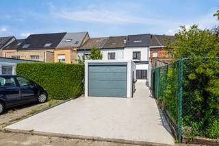 strong&amp;gt;Willebroek: volledig gerenoveerde, instapklare rijwoning met garage<p>Op zoek naar de ideale starterswoning? Of zoek je gewoon meer ruimte waar je nog jaren zorgeloos van kan genieten?</p><p>Deze volledig gerenoveerde rijwoning nabij het centrum van Willebroek is precies wat je zoek! Ze werd in 2024-2025 volledig gerenoveerd: alles is vernieuwd met oog voor detail en comfort. Bovendien werd er sterk ingezet op isolatie, wat resulteert in een gunstig EPC C – ideaal voor wie waarde hecht aan lage energiekosten. De woning heeft een eigen afgesloten garagebox en toegang langs achteraan. </p><p><br /></p><p>Gelegen op een centrale locatie in Willebroek, geniet je van vlotte verbindingen in alle richtingen:</p><ul><li>Station Willebroek en bushaltes op wandelafstand – met verbindingen naar Antwerpen, Mechelen en Brussel</li><li>Snelle toegang tot de A12 en E19 – ideaal voor woon-werkverkeer richting Antwerpen of Brussel</li></ul><p><strong>Indeling</strong></p><ul><li>Gelijkvloers: kamer - woonkamer - eetkamer - gastentoilet - keuken</li><li>Eerste verdieping: 2 slaapkamers - badkamer</li><li>Tweede verdieping: slaapkamer</li><li>Kelder: droog met opbergruimte en technieken</li><li>Buiten: garagebox en tuin/terras</li></ul><p><strong>Troeven</strong></p><ul><li>Volledig gerenoveerd</li><li>Instapklaar</li><li>3 - 4 slaapkamers</li><li>Moderne uitstraling met kwalitatieve materialen en toestellen</li><li>Garage met toegang langs achteraan</li></ul><p>Deze woning combineert moderne woonkwaliteit met een uitstekende ligging. Laat deze kans niet voorbijgaan en plan vandaag nog je bezoek!</p>