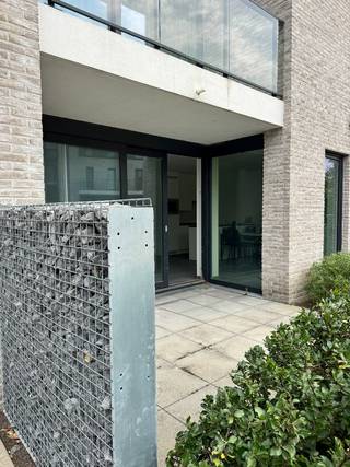 Dit gelijkvloers appartement (A0.3) is gelegen in de Residentie Brouwershof te Westrozebeke (Staden) en bestaat uit: inkomhal - toilet - badkamer - leefruimte - keuken - berging - 1 slaapkamer - terras - parkeerplaats (P1.3)<br /><br />Troeven van dit appartement: <br />- EPC-label A<br />- bewoonbare oppervlakte van 74 m²<br />- terras van 10,67 m²<br />- momenteel is het appartement met parkeerplaats verhuurd aan 625 €/mnd<br /><br />Verkoop onder het stelsel van 21% BTW.