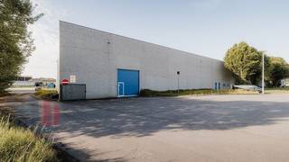 Uitstekend gelegen bedrijfsgebouw met een totale magazijnoppervlakte van 11.140 m² en 116 m² kantoren te huur. Deze strategische locatie langs de...