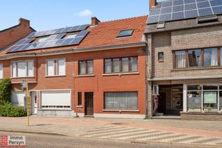 Ontdek deze praktische, ruime woning gelegen in het hart van Rillaar.<br />Als bewoner bevind je je hier op wandelafstand van lokale winkels, gezellige horecagelegenheden, scholen en het openbaar vervoer. Bovendien profiteer je van een uitstekende verbinding met de omliggende steden Scherpenheuvel, Leuven en Aarschot. Een ideale ligging voor wie houdt van het comfort van een dorpskern met een vlotte bereikbaarheid.<br /><br />Deze eigendom biedt ook handige voorzieningen zoals een ruime garage met een achteruitgang, waardoor parkeren en laden of lossen geen gedoe meer is. Het perceel is compact en uiterst onderhoudsvriendelijk ingericht met een zonnig terras. <br /><br />Binnenin tref je een solide en functionele basis met veel potentieel. Deze woning heeft een EPC score C en is dus niet renovatieplichtig.<br /><br /><u><strong>Indeling:</strong></u><br /><strong>Gelijkvloers:</strong> Inkomhal, ruime woonkamer, volledig uitgeruste keuken, gastentoilet, wasruimte, garage met achteruitgang.<br /><strong>Eerste verdieping:</strong> 2 slaapkamers, badkamer met douche en toilet, bureauruimte.<br /><strong>Zolder:</strong> ingerichte zolder als slaapkamer<br /><strong>Kelder:</strong> handige stockage kelder (cv ketel op gas)<br /><strong>Buiten:</strong> Zonnig terras<br /><br />Ervaar zelf de vele voordelen van deze woning tijdens een persoonlijke rondleiding.<br />Maak vandaag nog je afspraak.<br />Mail naar info@immopersyn.be of bel 013 444 008.<br />