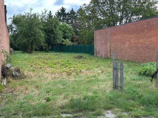 BOUWGRONDPerceelsoppervlakte: 492 m²Oriëntatie: Noord-oostPerceelsbreedte: 9 meterBouwvoorschriften:Halfopen of gesloten bebouwingBouwzone 6m breed...