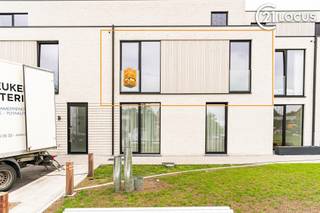 <p><span>Dit moderne nieuwbouwappartement in de Georges Staesstraat te Beveren biedt comfortabel en energiezuinig woonplezier op een aangename locatie.</span></p> <p><span>Het appartement beschikt over een lichtrijke leefruimte met aansluitend een ruim en gezellig terras. De open indeling zorgt voor een aangenaam gevoel van ruimte en maakt dit appartement ideaal voor wie houdt van modern wooncomfort.</span></p> <p><span>Verder zijn er 2 volwaardige slaapkamers, een verzorgde badkamer en voldoende praktische bergruimte.</span></p> <p><span>Een grote troef is de privatieve parkeerplaats op verdieping -1. Fietsen kunnen veilig gestald worden in de fietsenberging in het gebouw. Daarnaast is er ook een bijkomende fietsenstalling aan het gebouw voorzien.</span></p> <p><strong><span>Troeven:</span></strong></p> <ul> <li> <p><span>Nieuwbouwappartement</span></p> </li> <li> <p><span>2 slaapkamers</span></p> </li> <li> <p><span>Mooi terras</span></p> </li> <li> <p><span>Privatieve parkeerplaats op verdieping -1</span></p> </li> <li> <p><span>Fietsenberging in het gebouw</span></p> </li> <li> <p><span>Extra fietsenstalling aan het gebouw</span></p> </li> <li> <p><span>Moderne en lichtrijke afwerking</span></p> </li> <li> <p><span>Aangename ligging in Beveren</span></p> </li> </ul> <p><span>Een ideaal appartement voor wie comfortabel en zorgeloos wil wonen in een recente nieuwbouwomgeving</span></p>