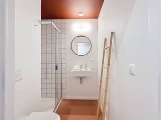 <p><span>GEMEUBILEERDE STUDENTENKAMER + FITNESS & GEMEENSCHAPPELIJKE TUIN TE ANTWERPEN</span></p><p><span> </span></p><p><span>Residentie John Martin is gelegen in de Tulpstraat/Klamperstraat te 2060 Antwerpen. De naam van de residentie is een verwijzing naar de voormalige brouwerij. Een grote troef is de vlotte verbinding naar verschillende hogescholen en universiteiten. Leuk detail is de nabijheid van Park Spoor Noord. Een ware oase om te ontspannen, te sporten, te spelen of te genieten in de gezellige zomerbar. Verder bevinden wij ons op wandel- en fietsafstand van Het Eilandje, het bruisende stadscentrum en openbaar vervoer. </span></p><p><span> </span></p><p><span>De eigentijdse en volledig uitgeruste studentenkamers zijn verspreid over de gelijkvloerse, eerste, tweede en derde verdieping. De kamers zijn geschilderd, voorzien van lichtarmaturen, het nodige meubilair (bed inclusief lattenbodem, een kleerkast, een boekenkast en een bureau), je eigen sanitaire voorzieningen (een douche, een lavabo met spiegel en een toilet), ... Kortom enkel je persoonlijke spullen ontbreken om hier je tweede thuis te creëren. </span></p><p><span> </span></p><p><span>Naast een comfortabele studentenkamer zijn er ook verschillende gemeenschappelijke ruimtes zoals de volledig uitgeruste keukens, een ruime woonkamer en een fietsenstalling. </span></p><p><span> </span></p><p><span>Troeven op een rij: </span></p><ul><li><span>Aanwezigheid van een lift</span></li><li><span>Kleinschalige residentie met 28 koten</span></li><li><span>Eigen badkamer met douche, lavabo en toilet</span></li><li><span>Volledig gemeubeld (bed, bureau, kleerkast, boekenrek, verlichting)</span></li><li><span>Aanwezigheid van een gemeenschappelijke tuin</span></li><li><span>Gratis toegang tot de fitnessruimte in de residentie</span></li><li><span>Divers aanbod, kamers vanaf 495,00 euro/maand + 80,00 euro algemene onkosten/maand</span></li></ul><p><span> </span></p><p><span>Wenst u meer info of bent u nieuwsgierig om deze knappe studentenkamers te ontdekken? Aarzel niet en vraag snel een bezoek aan via <span>info@pillar.estate</span></span><span> of 033 695 695. </span></p><p><span> </span></p><p><span>Tot binnenkort! </span></p><p><span> </span></p>