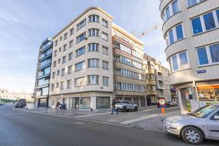 Dit appartement met 2 slaapkamers op de vierde verdieping is ideaal gelegen in het hart van Oostende, op wandelafstand van de Visserskaai en het station. Het biedt volop mogelijkheden om een gezellig woon appartement of tweede verblijf te creëren, mits een verstandige renovatie. Dankzij de uitstekende prijs-kwaliteitverhouding is dit de perfecte kans om een persoonlijke touch te geven aan een woning in het historische centrum van de stad. Geniet van de rustige ligging en de nabijheid van alles wat Oostende te bieden heeft. Het appartement beschikt bovendien over een kelderberging en een aparte fietsenberging, wat het extra praktisch maakt. Grijp deze unieke kans om in te zetten op het potentieel van dit functionele appartement!
