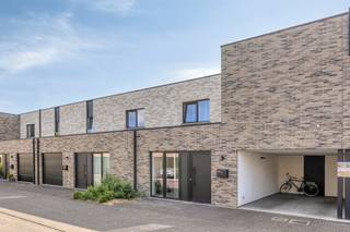 Recent gebouwd huis met alle comfort gelegen in een Woonerf te Boom, op een rustige locatie.<br /><br />Algemene Kenmerken : <br />- gesloten bebouwing<br />- BEN-woning (E-peil 12 !) met zonnepanelen<br />- achteraan tuinpoort voorzien<br />- servitudeweg<br />- carport<br />- regenwaterput 10.000l <br /><br />Gelijkvloers :<br />- inkomhal<br />- woonkamer met open moderne leefkeuken<br />- vloerverwarming<br />- berging met de nodige aansluitingen<br />- apart toilet<br />- Zuid-oost gerichte tuin en terras <br /><br />1ste verdiep :<br />- 3 slaapkamers : 14m², 11m² en 11m² <br />- ruime badkamer met douche, ligbad en lavabomeubel<br />- berging<br />- apart toilet<br />- extensief groendak<br /><br />Locatie: Het centrum van Boom, De Schorre en de Kaai bevinden zich op wandelafstand. Via de A12 en E19 heeft u bovendien een vlotte verbinding met Antwerpen, Mechelen, Lier en Brussel. Buurtsupermarkt vlakbij. Parkeergelegenheid rondom de verkaveling + buurtpark(je) in de nabije toekomst.<br /><br />Ook interessant als investering !<br /><br />Ben jij op zoek naar een volledig afgewerkte én instapklare nieuwbouwwoning te koop in Boom? Aarzel dan niet en neem contact op met één van onze collega's van Dewaele Vastgoed met advies.<br /><br />Bestuursmaatregelen in het maatregelenregister: nee