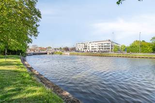 Dans la résidence « De Mouterie », située le long de la Zuidervaartje à Sint-Kruis (Bruges), se trouve cet appartement penthouse unique (5e étage)...