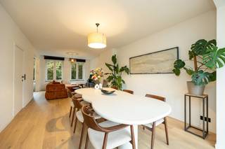 Rust, groen en privacy staan centraal bij deze stijlvolle bel-étage in de Koudebeekstraat, gelegen in een rustige doodlopende straat met veel groen recht tegenover de woning. Dit zorgt voor een bijzonder aangename woonomgeving en een uitzonderlijk gevoel van privacy. Ook het geliefde Boekenbergpark en het Rivierenhof bevinden zich vlakbij.<br />De instapklare woning combineert een warme, hedendaagse inrichting met veel licht en comfort. De lichtrijke leefruimte vormt het hart van de woning en beschikt naast een ruime zithoek ook over een gezellige koffiehoek. Aansluitend bevinden zich de eetruimte, moderne keuken en het terras, waardoor de verschillende leefruimtes mooi in elkaar overvloeien.<br />Op de tweede verdieping bevinden zich 3 slaapkamers en een badkamer. Het gelijkvloers beschikt over een garage, bureel, wasplaats en apart toilet. Het bureel is dankzij de grote raamdeuren een aangename plek om te werken, met zicht op de tuin van ±70m² (west-georiënteerd)en het omliggende groen. Deze polyvalente ruimte kan bovendien ingericht worden als extra slaapkamer, hobby- of speelkamer, waardoor een indeling met 4 slaapkamers mogelijk is.<br />Verder beschikt de woning over een elektrische laadpaal. Het dak werd in 2026 gerenoveerd en er werd een nieuwe verwarmingsketel geplaatst.<br />Een stijlvolle, instapklare bel-étage met garage, tuin, laadpaal en de mogelijkheid tot 4 slaapkamers, gelegen op een rustige en groene topligging in Deurne-Zuid.