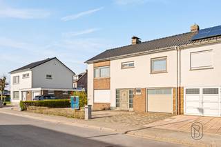 Ruime gezinswoning met 4 slaapkamers, garage, zuidgericht terras en tuin, gelegen in een aangename en goed bereikbare omgeving! Deze woning...